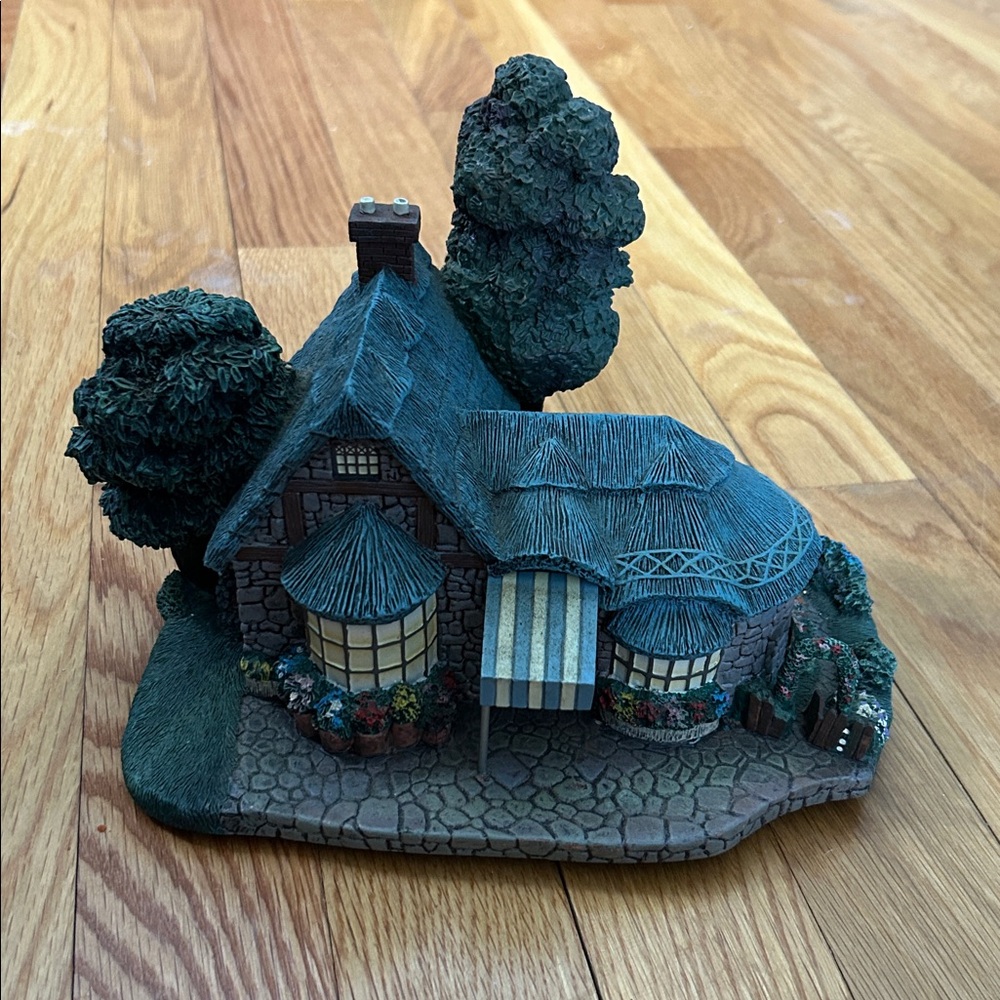 Hawthorne Village Falbrooke Florist sculpture